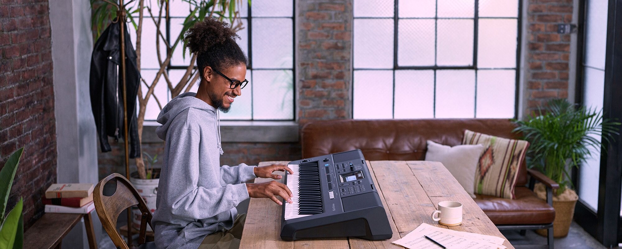 Man playing PSR-E473 keyboard 1