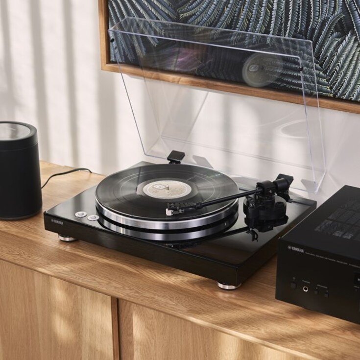 angle view of Yamaha TT-S303 Turntable